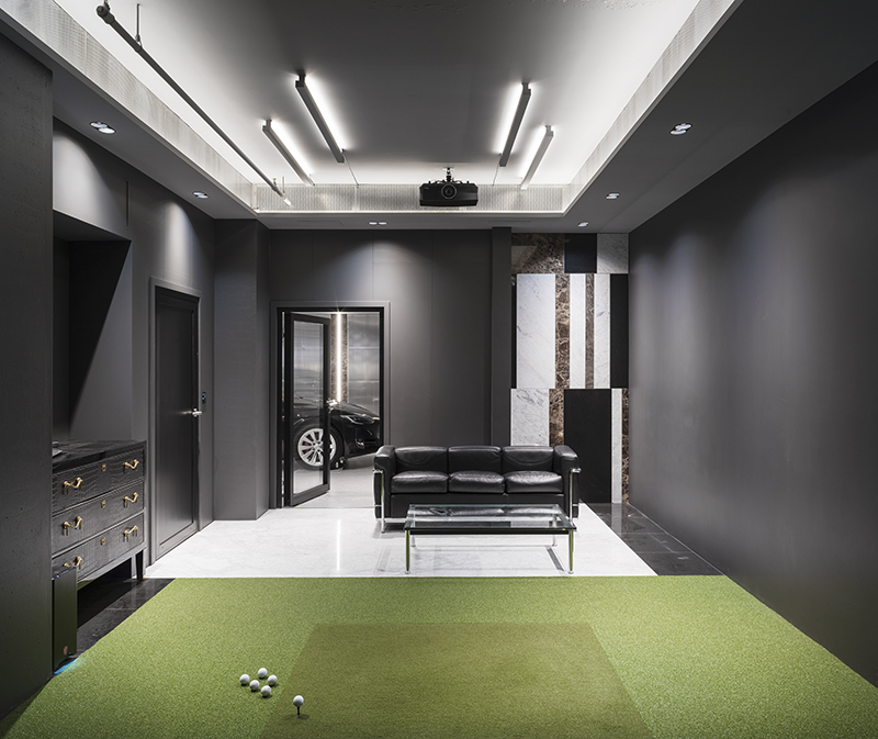 Media room with golf simulator